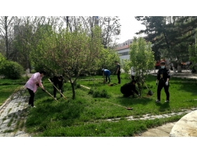 標題：蒙發(fā)物業(yè)公司組織員工進行綠化養(yǎng)護
瀏覽次數(shù)：3309
發(fā)表時間：2020-05-11